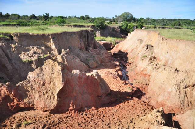  Eros&atilde;o transforma &aacute;rea na preiferia de Campo Grande em "canyon"