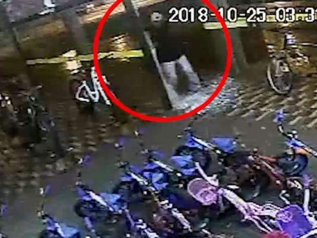 Com &ldquo;voadora&rdquo;, bandido estoura porta de vidro e leva bicicleta de R$ 3,7 mil