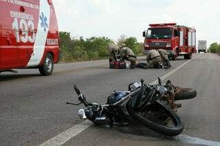 O motociclista foi tentar fazer um ultrapassagem quando colidiu com carreta. (Foto: PC de Souza)