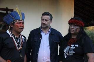 Paulo Pimenta conversa com índios em Aral Moreira; deputado teme novos ataques aos grupos que ocupam fazendas (Foto: Fabrício Carbonel)