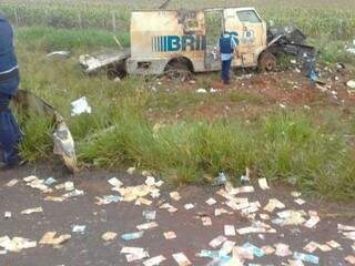 Carro-forte destruído por explosivos e dinheiro espalhado na estrada. (Foto: Direto das Ruas)