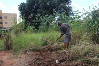 Moradores pagaram R$ 200 a um trabalhador para carpir o terreno (Foto: Alan Nantes)