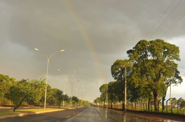 &Aacute;rea de instabilidade traz chuva e deve derrubar temperatura na Capital