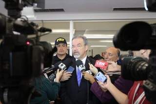 O ministro Raul Junggman na entrevista concedida aos jornalistas durante visita a Campo Grande nesta quinta-feira. (Foto: Saul Schramm)