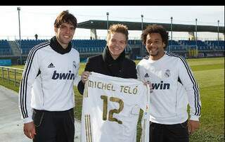 Michel Teló com Kaká e Marcelo e a camiseta personalizada. (Foto: Real Madrid)