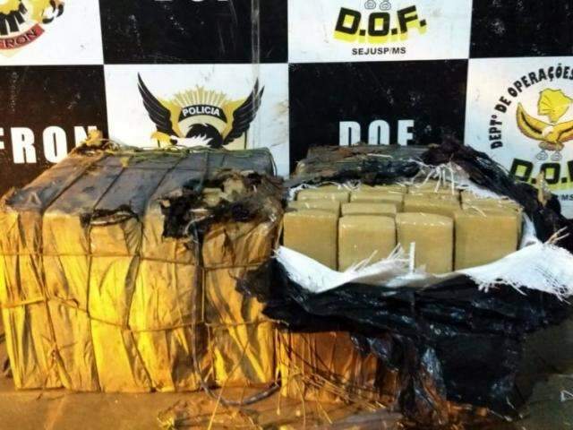 Durante fiscaliza&ccedil;&atilde;o, pol&iacute;cia encontra fardos de maconha abandonados em estrada 