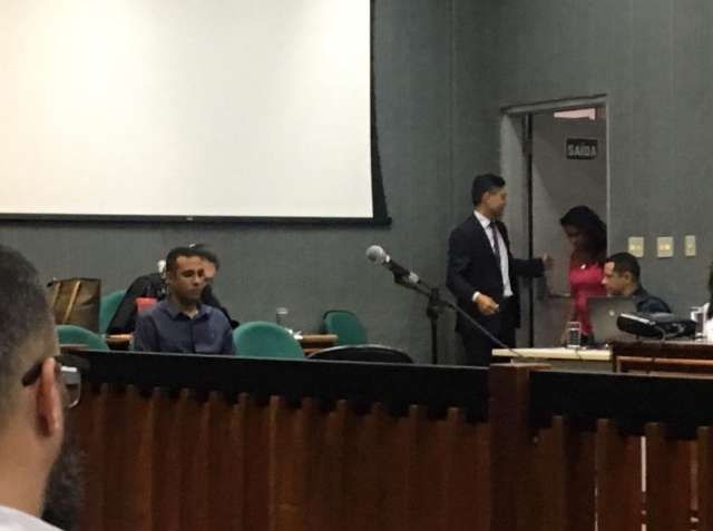 Advogada amea&ccedil;a suic&iacute;dio e j&uacute;ri &eacute; suspenso com r&eacute;u sem defesa