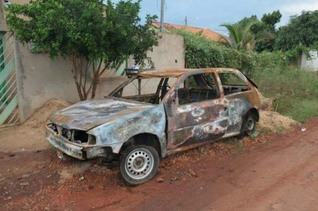 "&Eacute; triste, mas fazer o que", diz dono de carro incendiado