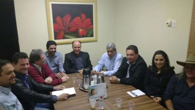 Sem candidato, PMDB p&otilde;e comiss&atilde;o para conversar sobre alian&ccedil;as