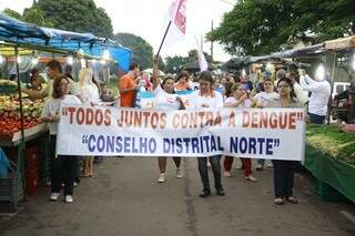 Agentes e enfermeiros caminharam pela feira, enquanto conscientizavam a população do bairro (Foto: Cleber Gellio)
