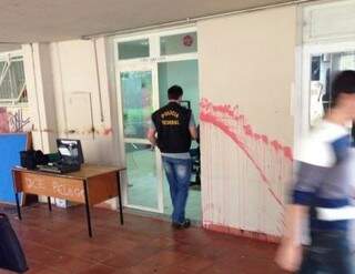 Policial federal chega para conferir danos ao patrimônio da UFMS (Foto: Divulgação)