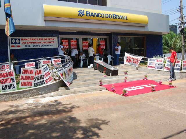  Banc&aacute;rios decidem nesta segunda se acabam com greve e voltam ao trabalho amanh&atilde; 