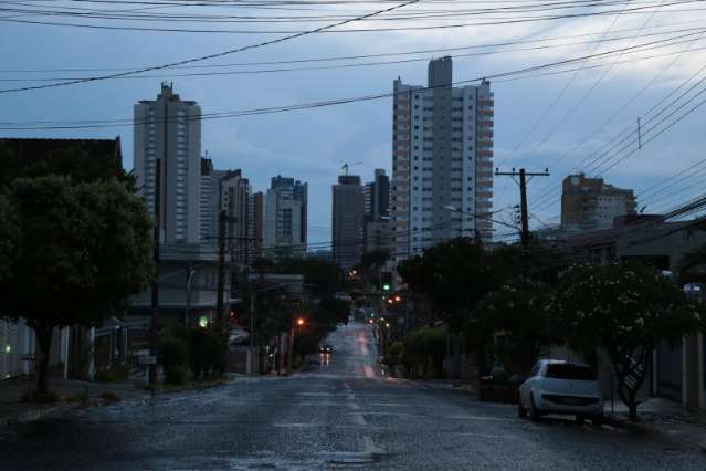 Quinta-feira amanhece chovendo, mas previs&atilde;o de calor de 36&deg;C permanece