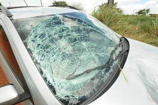 Com o impacto, a idosa atingiu o para-brisa do carro (Foto: Dourados News)