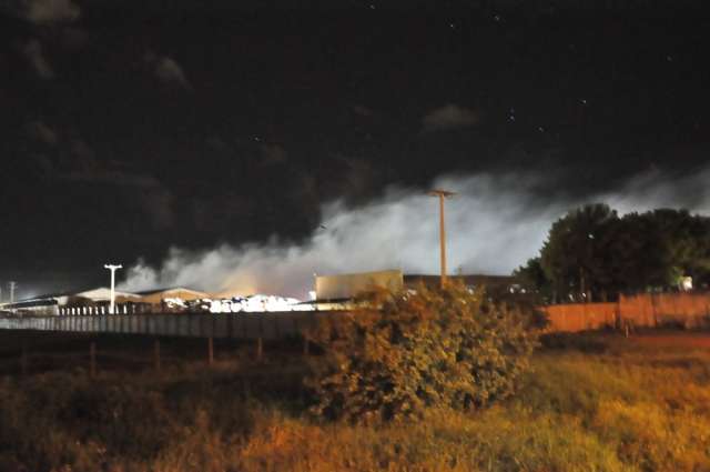Cinco viaturas dos bombeiros controlam inc&ecirc;ndio em dep&oacute;sito