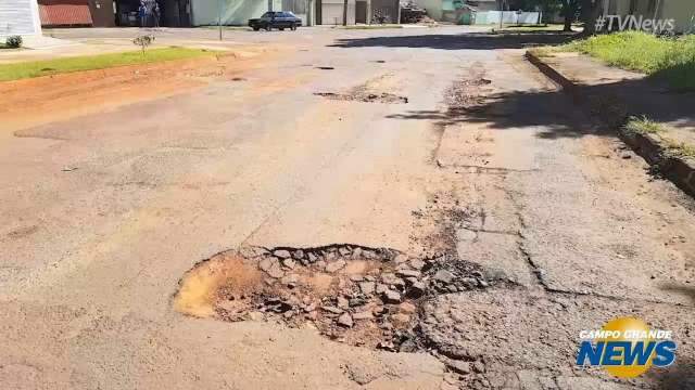 Tapa-buraco &quot;esquece&quot; crateras em bairro que j&aacute; foi atendido pelo servi&ccedil;o