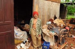 Idoso vivem em condições precárias em barraco no bairro Pioneiros. (Foto: Rodrigo Pazinato) 