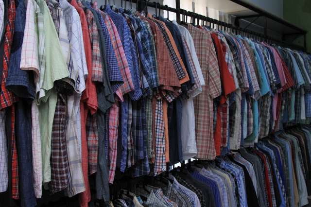 Loja masculina vende camisas de marcas famosas a partir de R$ 45,00