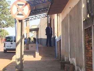 Na porta do Centro de Triagem, advogado que se identificou como Paulo e visitou presos da Lama Asfáltica (Foto: Bruna Kaspary)