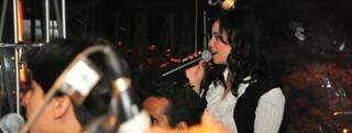 Michelle canta em banda na noite de Campo Grande.