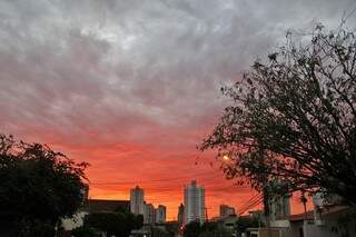 Na Capital Morena, o dia amanheceu com céu entre nuvens. (Foto: Marcos Ermínio) 