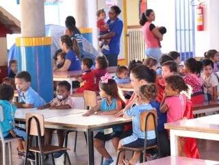 Crianças se preparam para o primeiro dia de aula na Emei do bairro Santa Luzia (Foto: Henrique Kawaminami)