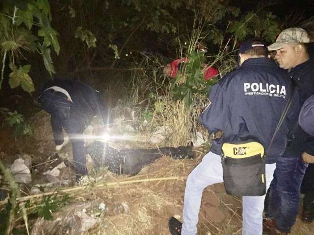 Morto a tiros, jovem &eacute; encontrado com p&eacute;s e m&atilde;os amarrados em mata 