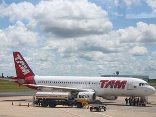 Aeronave na pista do Aeroporto Internacional de Campo Grande; funcionários anunciaram paralisação (Foto: Marcos Ermínio/Arquivo)