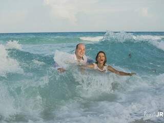 Casal Gabriel e Bruna, na praia de Cancun, clicados pelo fotógrafo que foi à lua-de-mel. (Foto: Picarelli Jr)