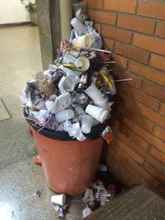 Sem limpeza há uma semana, lixo se acumula no campus da UFMS