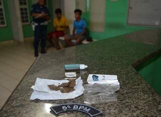 Jovens estavam com a droga, uma carteira de cigarros e um frasco de colírio. (Foto: Angela Bezerra/Edição MS)