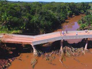 Ponte foi construída pela mesma empresa responsável por estrutura que desabou em Guia Lopes, segundo a assessoria do governo. (Fotos: Chico Ribeiro/Segov)