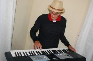 Há um ano, Pedro resolveu aprender a tocar teclado. (Foto: Fernando Antunes)