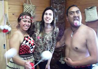 Pose típica dos Maoris para foto. 