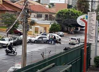 Motorista e veículos envolvidos em acidente no cruzamento das ruas Sete de Setembro e Rio Grande do Sul (Foto: Direto das Ruas)