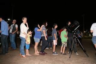 Teve fila para usar os telescópios. (Foto: Alan Nantes) 