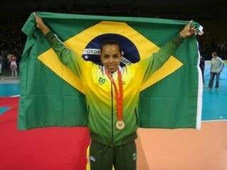 Fofão com a bandeira do Brasil e medalha conquistada pela seleção (Foto: Reprodução)