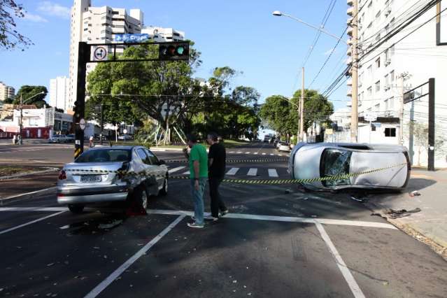 Homem capota ve&iacute;culo ap&oacute;s bater em carro parado em sem&aacute;foro da Afonso Pena 