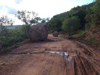 Pedras rolaram de morro e foram parar na estrada. (Foto: Divulgação)