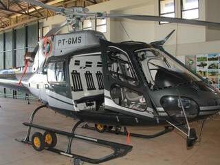 Helicóptero que será utilizado nas operações está parado no hangar do governo. (Foto: Marcos Ermínio). 