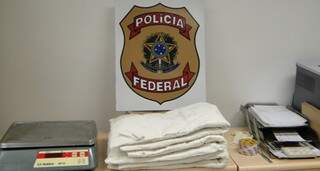Policiais apreenderam quase 14 kg de cocaína envoltas na cintura de três mulheres. (Foto: Capital do Pantanal)