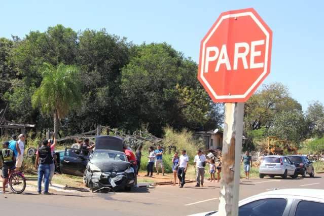 Veloster invade preferencial e atinge Uno que capota na L&uacute;dio Coelho