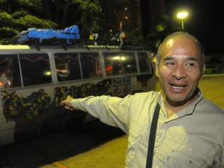 O diretor Ivan Nogales mostra o ônibus que hospedou os atores (Foto: Rodrigo Pazinato)