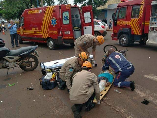 Ciclista fica em estado grave ap&oacute;s furar sinal e ser atropelado por moto