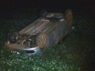 Veículo caiu em plantação de soja (Foto: Perfil News)