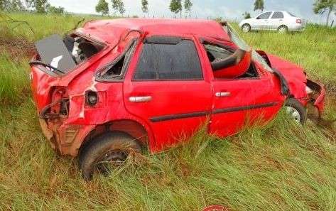 Mulher de 24 anos fica ferida ap&oacute;s carro sair da pista e capotar na MS-289