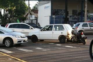 O acidente envolvendo três veículos (Foto: Marcos Ermínio)