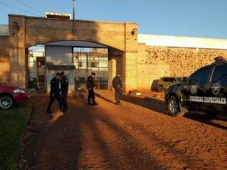 Viatura de grupo de elite da polícia paraguaia em frente à penitenciária de Pedro Juan (Foto: Marciano Candia/Ultima Hora)