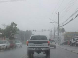Chuva forte na Rua Spipe Calarge, na tarde desta quarta-feira (24) (Foto: Paulo Francis)