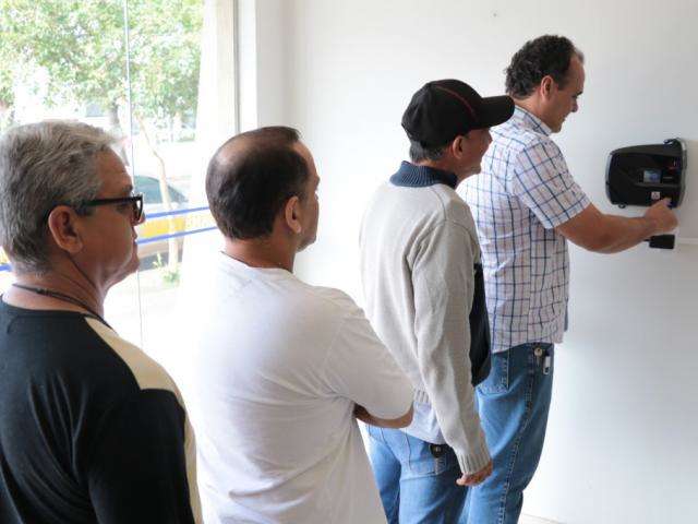 Com 13 servidores por vereador, C&acirc;mara instala ponto eletr&ocirc;nico